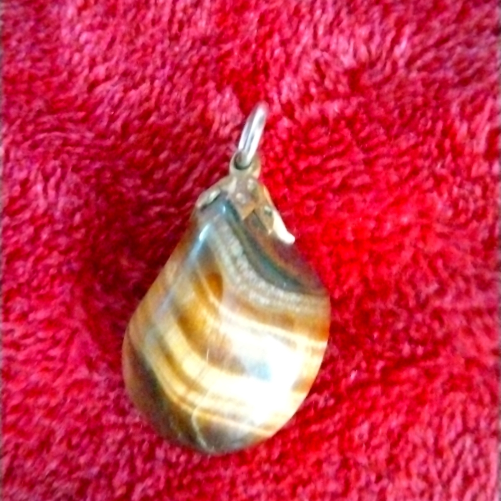 Vintage tiger eye pendant in like new condition